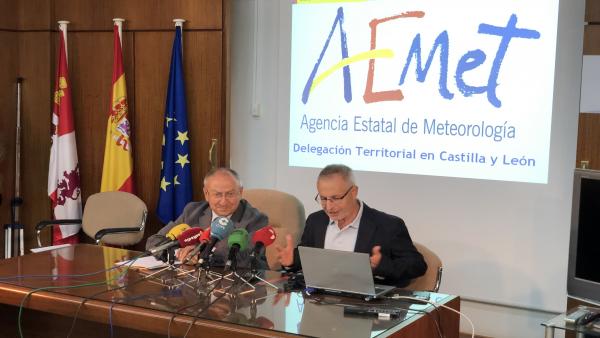 El delegdao de la Aemet en CyL, Juan Pablo Álvarez (dcha), junto al subdelegado del Gobierno en Valladolid, Emilio Álvarez, en la presentación de las previsiones meteorológicas para el otoño. El delegdao de la Aemet en CyL, Juan Pablo Álvarez (dcha), junto al subdelegado del Gobierno en Valladolid, Emilio Álvarez, en la presentación de las previsiones meteorológicas para el otoño.