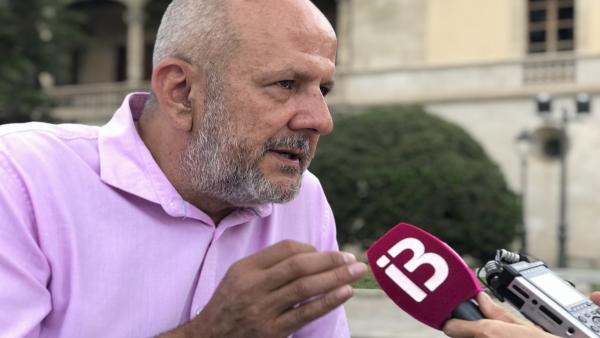 El portavoz de MÉS per Mallorca en el Parlament, Miquel Ensenyat, en declaraciones a los medios. El portavoz de MÉS per Mallorca en el Parlament, Miquel Ensenyat, en declaraciones a los medios.