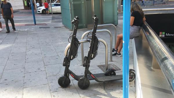 Dos de los patinetes localizados. Dos de los patinetes localizados.