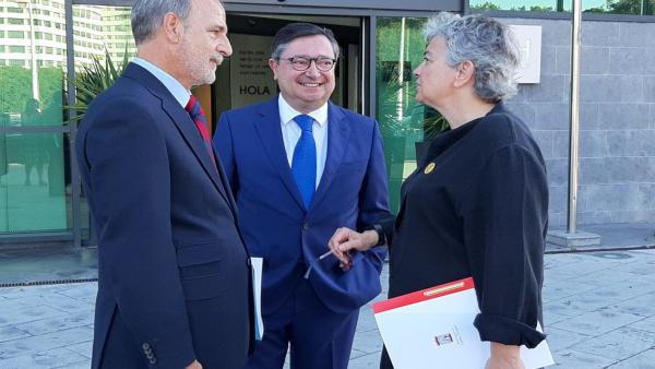 La alcaldesa de Gijón, Ana González, junto al presidente de Puertos del Estado, Salvador de la Encina, y el presidente de El Musel, Laureano Lourido La alcaldesa de Gijón, Ana González, junto al presidente de Puertos del Estado, Salvador de la Encina, y el presidente de El Musel, Laureano Lourido