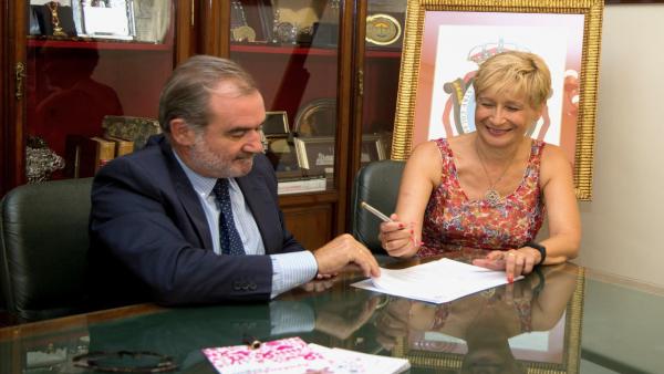 El decano del Colegio de Abogados de Sevilla, Óscar Cisneros, firma el convenio de colaboración con Amama El decano del Colegio de Abogados de Sevilla, Óscar Cisneros, firma el convenio de colaboración con Amama