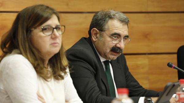 La directora del Sescam, Regina Leal, y el consejero de Sanidad, Jesús Fernández, en la Comisión de Sanidad de las Cortes. La directora del Sescam, Regina Leal, y el consejero de Sanidad, Jesús Fernández, en la Comisión de Sanidad de las Cortes.