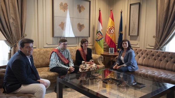 Concha Andreu y Kilian Cruz Dunne junto a los Vendimiadores 2019 Concha Andreu y Kilian Cruz Dunne junto a los Vendimiadores 2019