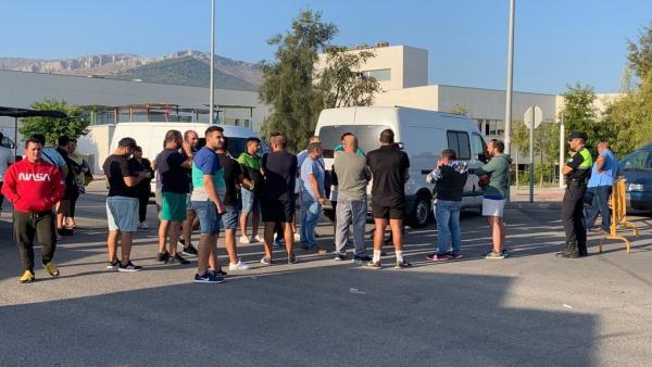 Comerciantes del mercadillo, descontentos por su ubicación provisional en el polígono de Los Olivares Comerciantes del mercadillo, descontentos por su ubicación provisional en el polígono de Los Olivares