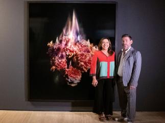 Ana Valles, presidenta de la Fundación Soriqué y el artista Mat Collishaw