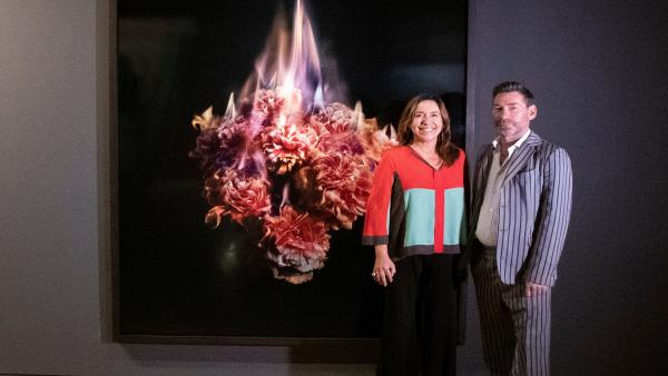 Ana Valles, presidenta de la Fundación Soriqué y el artista Mat Collishaw Ana Valles, presidenta de la Fundación Soriqué y el artista Mat Collishaw
