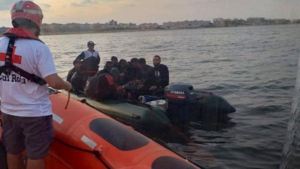 Rescate de una patera en Torrevieja Rescate de una patera en Torrevieja