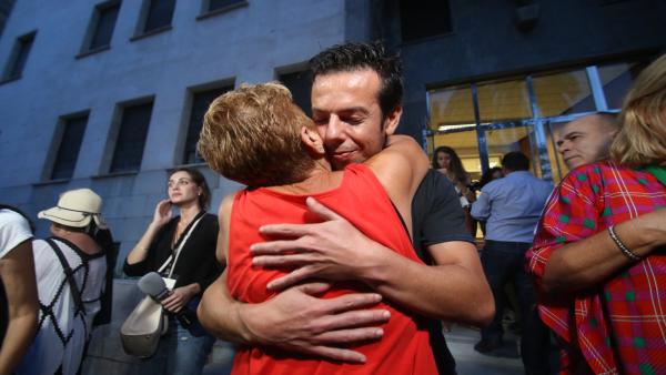Angel Cruz, padre del Gabriel se abraza emocionado a la salida de la Audiencia Provincial de Almería, Angel Cruz, padre del Gabriel se abraza emocionado a la salida de la Audiencia Provincial de Almería,