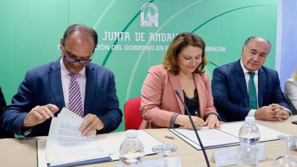 Firma del convenio entre la Junta y Ocean Cleaner Technology para combatir el alga asiática Firma del convenio entre la Junta y Ocean Cleaner Technology para combatir el alga asiática