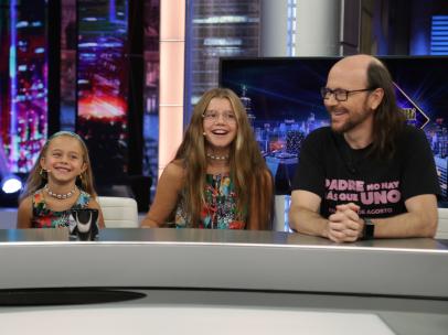 Santiago Segura, con sus hijas Sirena y Calma, en 'El hormiguero'.