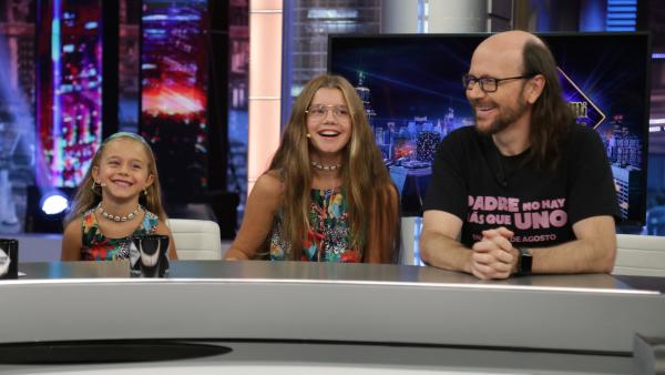 Santiago Segura, con sus hijas Sirena y Calma, en 'El hormiguero'. Santiago Segura, con sus hijas Sirena y Calma, en 'El hormiguero'.