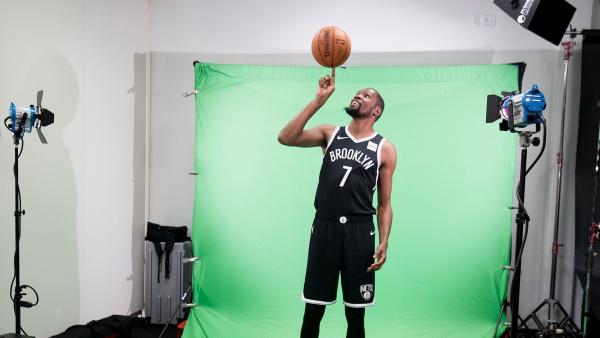 Kevin Durant posa con la camiseta de los Brooklyn Nets Kevin Durant posa con la camiseta de los Brooklyn Nets