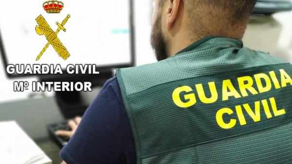 Un agente de la Guardia Civil en labores de investigación Un agente de la Guardia Civil en labores de investigación