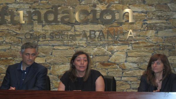 El profesor de la UB Josep Serra, la presidenta de Agadix, Esther López, y su homóloga en Dislecan, Anita Pestaña. El profesor de la UB Josep Serra, la presidenta de Agadix, Esther López, y su homóloga en Dislecan, Anita Pestaña.