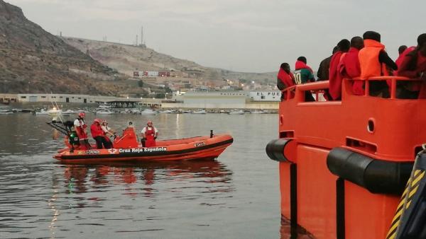 Una embarcación de Cruz Roja se prepara para atender a unos inmigrantes rescatados en la costa de Almería Una embarcación de Cruz Roja se prepara para atender a unos inmigrantes rescatados en la costa de Almería