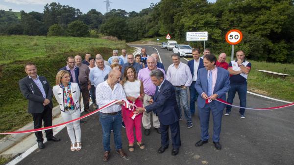 El presidente de Cantabria, Miguel Ángel Revilla, junto con el consejero de Obras Públicas, Ordenación del Territorio y Urbanismo, José Luis Gochicoa, inaugura las obras de mejora de la CA-674 El presidente de Cantabria, Miguel Ángel Revilla, junto con el consejero de Obras Públicas, Ordenación del Territorio y Urbanismo, José Luis Gochicoa, inaugura las obras de mejora de la CA-674