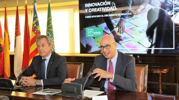 El presidente de la Fundación Caja Rural, Javier López Martín, y el gerente, Vicente Muñoz, en rueda de prensa El presidente de la Fundación Caja Rural, Javier López Martín, y el gerente, Vicente Muñoz, en rueda de prensa