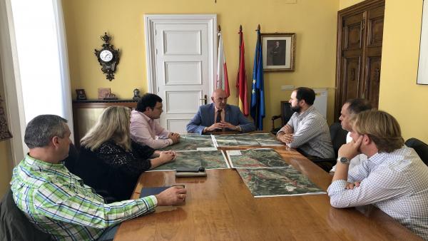 El delegado del Gobierno, Eduardo Echevarría, y alcaldes de la cuenca del Saja El delegado del Gobierno, Eduardo Echevarría, y alcaldes de la cuenca del Saja
