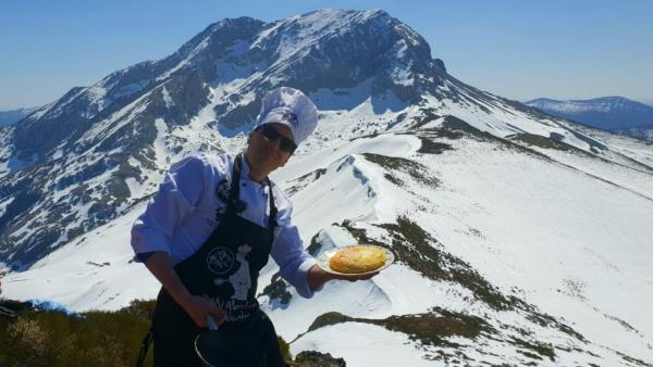 Jonathan Fernández cocina tortilla en una de sus ascensiones que unen cocina y montaña. Jonathan Fernández cocina tortilla en una de sus ascensiones que unen cocina y montaña.