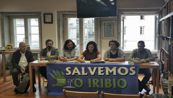 Rueda de prensa de Salvemos O Iribio. De izquierda a derecha: los diputados autonómicos Pancho Casal, Luís Bará y Antón Sánchez; la portavoz de Adega, Belén Rodríguez; la integrante de Equo Nery Díaz; y el presidente de SGO, Óscar Rivas. Rueda de prensa de Salvemos O Iribio. De izquierda a derecha: los diputados autonómicos Pancho Casal, Luís Bará y Antón Sánchez; la portavoz de Adega, Belén Rodríguez; la integrante de Equo Nery Díaz; y el presidente de SGO, Óscar Rivas.