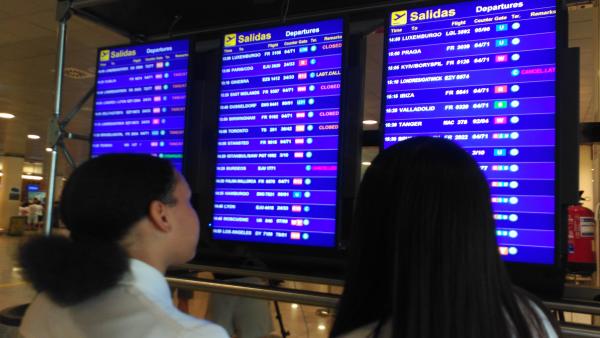 Imagen de pantallas del aeropuerto de Barcelona Imagen de pantallas del aeropuerto de Barcelona