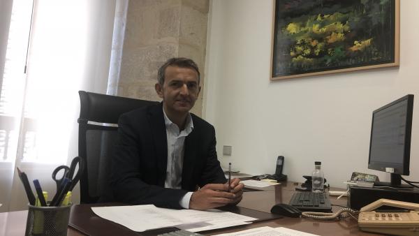 El diputado provincial y presidente de la Gestión de los Residuos Sólidos Urbanos (GERSUL), Santiago Dorado, en su despacho de la institución provincial. El diputado provincial y presidente de la Gestión de los Residuos Sólidos Urbanos (GERSUL), Santiago Dorado, en su despacho de la institución provincial.