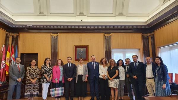 La concejal de Promoción Económica, Susana Travesí, ha recibido este viernes a los participantes de la Asamblea de la Asociación Española de Entidades de Crédito Social. La concejal de Promoción Económica, Susana Travesí, ha recibido este viernes a los participantes de la Asamblea de la Asociación Española de Entidades de Crédito Social.