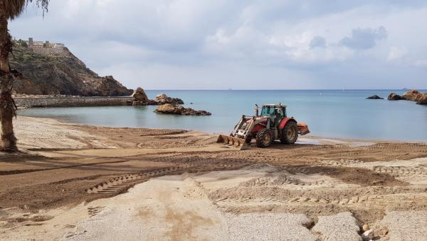 Las brigadas municipales trabajan para devolver la normalidad a las playas cartageneras Las brigadas municipales trabajan para devolver la normalidad a las playas cartageneras