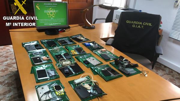 Móviles y 'pinganillos' incautados por la Guardia Civil Móviles y 'pinganillos' incautados por la Guardia Civil