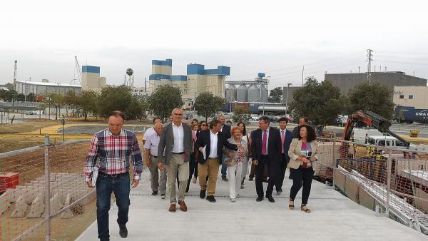Espadas visita la nueva pasarela peatonal de Palmas Altas Espadas visita la nueva pasarela peatonal de Palmas Altas
