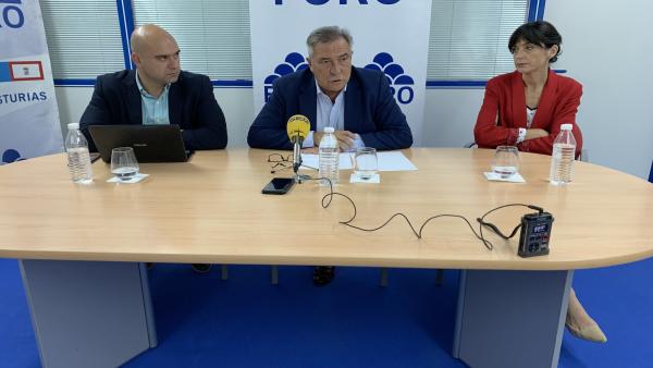 El presidente de Foro Gijón, en rueda de prensa junto a los ediles Jesús Martínez Salvador y Ana Braña El presidente de Foro Gijón, en rueda de prensa junto a los ediles Jesús Martínez Salvador y Ana Braña