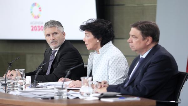 El ministro del Interior en funciones, Fernando Grande-Marlaska; la ministra Portavoz, y de Educación y Formación Profesional en funciones, Isabel Celaá; y el ministro de Agricultura, Pesca y Alimentación en funciones, Luis Planas, comparecen en rueda de El ministro del Interior en funciones, Fernando Grande-Marlaska; la ministra Portavoz, y de Educación y Formación Profesional en funciones, Isabel Celaá; y el ministro de Agricultura, Pesca y Alimentación en funciones, Luis Planas, comparecen en rueda de