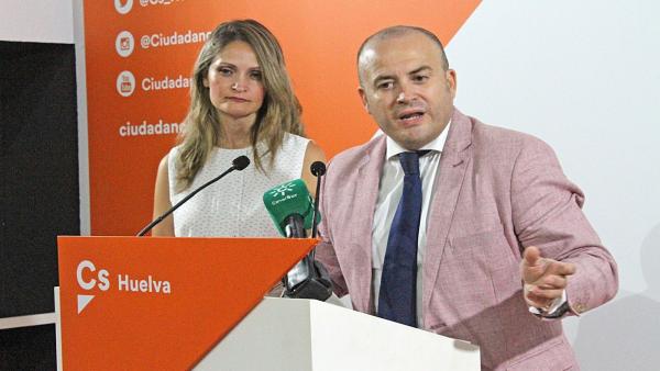 Julio Díaz, en una rueda de prensa, junto a María Ponce. Julio Díaz, en una rueda de prensa, junto a María Ponce.