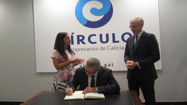 El director de la planta de PSA en Vigo, Ignacio Bueno, ha firmado en el libro de honor del Círculo de Empresarios antes de participar en la tribuna El director de la planta de PSA en Vigo, Ignacio Bueno, ha firmado en el libro de honor del Círculo de Empresarios antes de participar en la tribuna