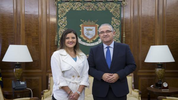 El alcalde de Pamplona, Enrique Maya, ha recibido en su despacho a Yamila Osorio Delgado, expresidenta de la región peruana de Arequipa. El alcalde de Pamplona, Enrique Maya, ha recibido en su despacho a Yamila Osorio Delgado, expresidenta de la región peruana de Arequipa.