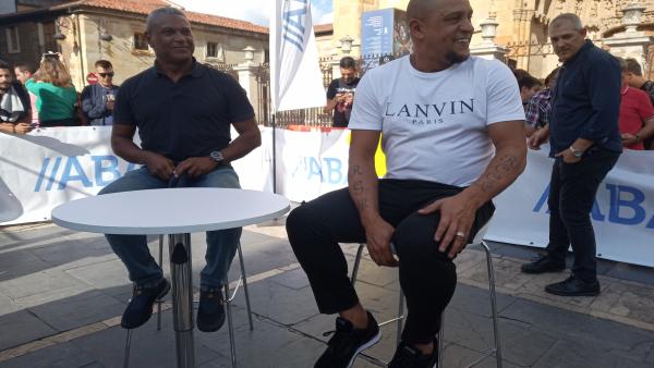 Berto Carlos y Mazinho participan en una actividad organizada por el Foro Internacional del Deporte en las inmediaciones de la catedral de León. Berto Carlos y Mazinho participan en una actividad organizada por el Foro Internacional del Deporte en las inmediaciones de la catedral de León.