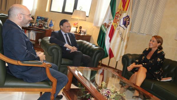 La delegada de Juventud del Ayuntamiento de Córdoba, Marian Aguilar, ha mantenido un primer encuentro con el Rector de la Universidad de Córdoba (UCO), José Carlos Gómez Villamandos, y el vicerrector de Coordinación, Cultura y Comunicación, Luis M. Medina La delegada de Juventud del Ayuntamiento de Córdoba, Marian Aguilar, ha mantenido un primer encuentro con el Rector de la Universidad de Córdoba (UCO), José Carlos Gómez Villamandos, y el vicerrector de Coordinación, Cultura y Comunicación, Luis M. Medina