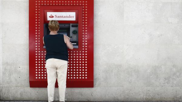 Imagen de recurso de una mujer saca dinero en un cajero del Banco Santander. Imagen de recurso de una mujer saca dinero en un cajero del Banco Santander.