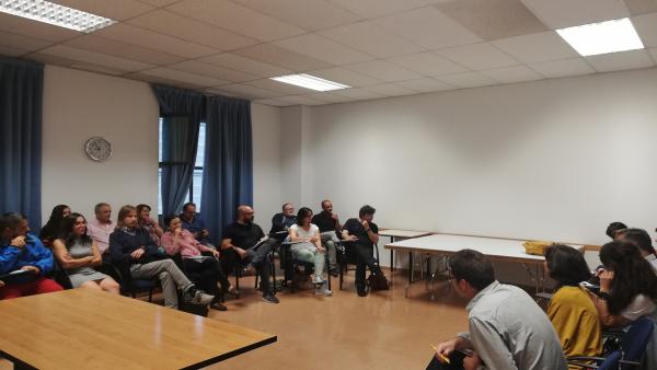 Fernández, en el centro, en el comienzo de la reunión con los representantes de los círculos de Podemos en CyL Fernández, en el centro, en el comienzo de la reunión con los representantes de los círculos de Podemos en CyL