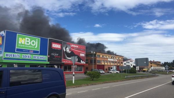 Humo procedente del incendio de un taller en Siero. Humo procedente del incendio de un taller en Siero.