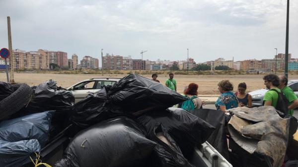 Residuos recogidos por voluntarios de Bosque Urbano en los antiguos terrenos de Repsol. Residuos recogidos por voluntarios de Bosque Urbano en los antiguos terrenos de Repsol.