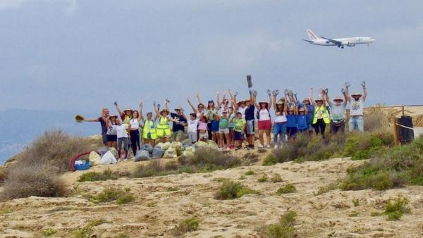 Imagen del World Cleanup Day en la playa de Es Carnatge. Imagen del World Cleanup Day en la playa de Es Carnatge.