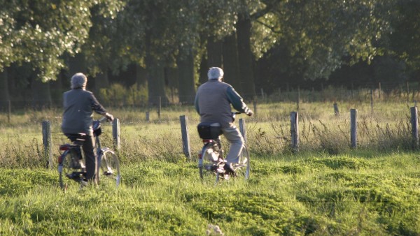 Dos ancianos en bicicleta Dos ancianos en bicicleta
