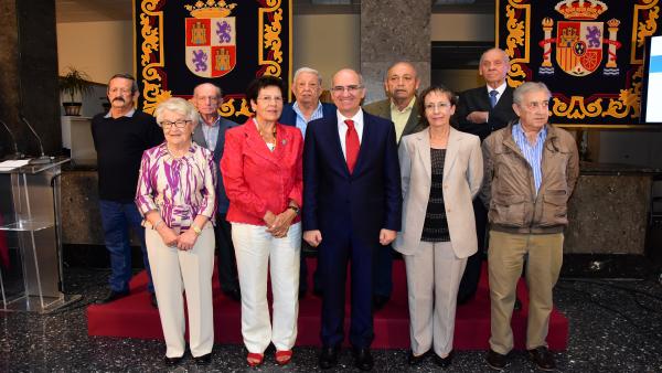 Iglesias, en el centro de la imagen, junto a los alcaldes y alcaldesas homenajeados en el Día de la Provincia Iglesias, en el centro de la imagen, junto a los alcaldes y alcaldesas homenajeados en el Día de la Provincia