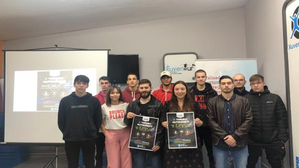 La directora xeral de Xuventude, Participación e Voluntariado, Cristina Pichel, presenta el primer torneo gallego de League Of Legends. La directora xeral de Xuventude, Participación e Voluntariado, Cristina Pichel, presenta el primer torneo gallego de League Of Legends.