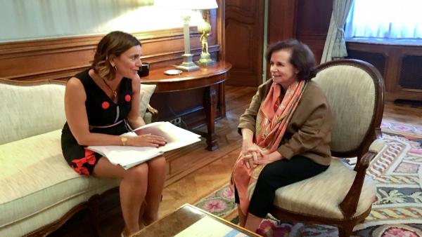 La consejera de Presidencia, Interior, Justicia y Acción Exterior, Paula Fernández, con la embajadora de España en Bélgica, Beatriz Larrotcha La consejera de Presidencia, Interior, Justicia y Acción Exterior, Paula Fernández, con la embajadora de España en Bélgica, Beatriz Larrotcha
