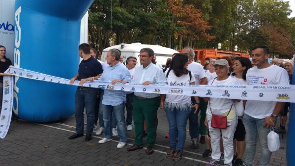El alcalde de Bilbao, Juan Mari Aburto, el concejal de Movilidad y Sostenibilidad, Alfonso Gil, y el diputado de Transportes y Movilidad Sostenible, participan en la 'Marcha de los 10.000 pasos' El alcalde de Bilbao, Juan Mari Aburto, el concejal de Movilidad y Sostenibilidad, Alfonso Gil, y el diputado de Transportes y Movilidad Sostenible, participan en la 'Marcha de los 10.000 pasos'