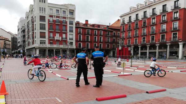Unos niños participan en un circuito con bicicleta facilitado por la DGT en el Día sin Coche Unos niños participan en un circuito con bicicleta facilitado por la DGT en el Día sin Coche