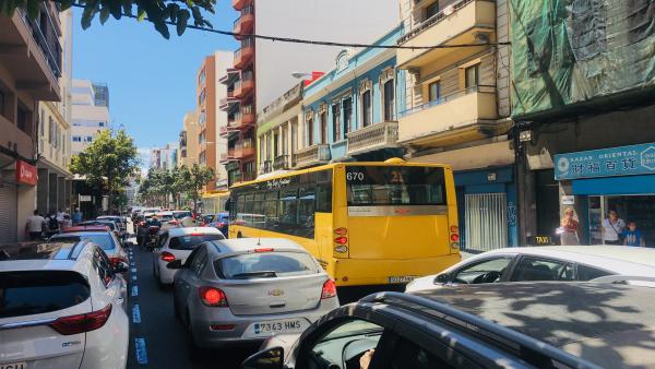 Visión parcial desde la zona Puerto, en La Isleta, del atasco provocado en Las Palmas de Gran Canaria por la decisión del Ayuntamiento de cerrar un tramo de autovía para la circulación de bicicletas, momentos antes de las 14 horas Visión parcial desde la zona Puerto, en La Isleta, del atasco provocado en Las Palmas de Gran Canaria por la decisión del Ayuntamiento de cerrar un tramo de autovía para la circulación de bicicletas, momentos antes de las 14 horas