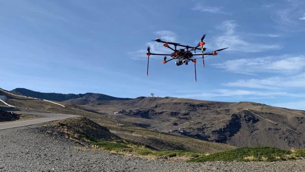 Un drone cartografía Sierra Nevada para mejorar la producción de nieve Un drone cartografía Sierra Nevada para mejorar la producción de nieve